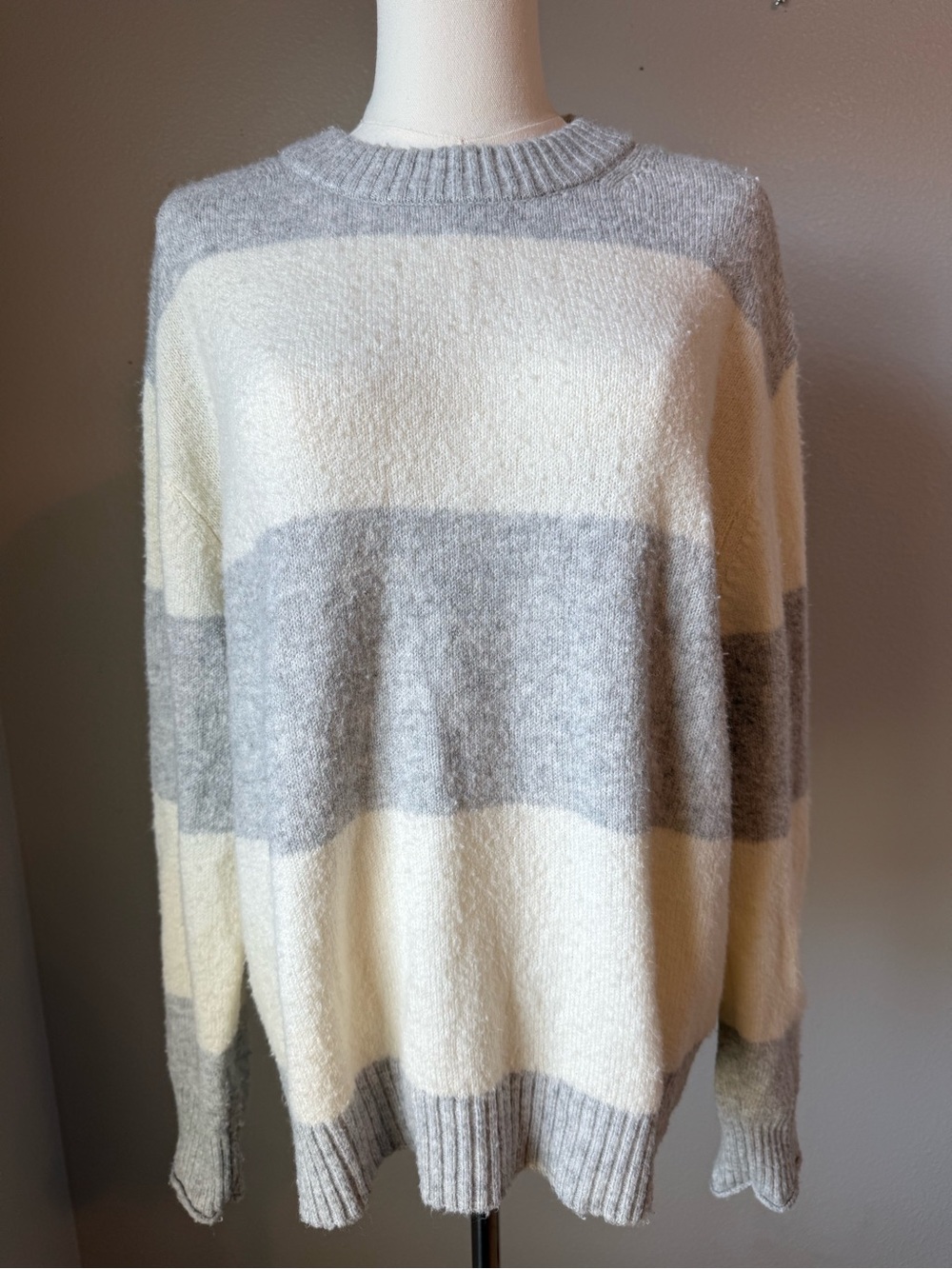 American Eagle Gray Ivory Colorblock Fuzzy Crewneck Sweater Small